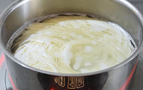 和風の味わいでほっこり！ツナと梅の豆乳にゅうめん　作り方1